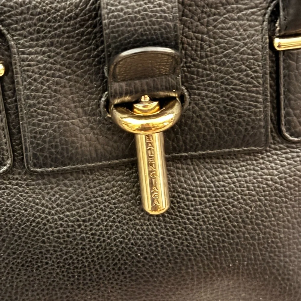 Balenciaga tube round bag in black leather - Picture 3 of 13